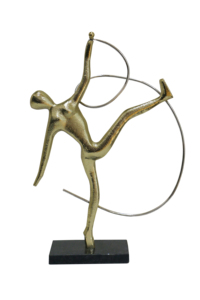 Estatua de Gimnasta Rítmica de Aluminio Dorado sobre Base de Madera, Figura Moderna Abstracta de Bailarina con Cintas, Escultura Elegante para Decoración del Hogar u Oficina - Product Image 2