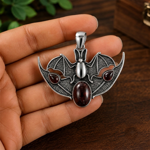 Pendentif chauve-souris grenat rouge foncé fait main en laiton, breloque créature ailée sertie, bijou statement gothique bohème unisexe - Product Image 2
