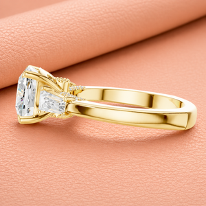 Anillo de Compromiso Elegante con Corte de Diamante Redondo y Piedras Laterales Trillón en Plata de Ley 925 - Product Image 1