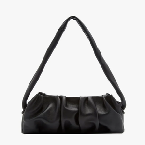 Bolso de hombro de cuero cremoso con efecto fruncido. Realza tu atuendo diario con este bolso de hombro de tono crema, suave como la mantequilla. - Product Image 6