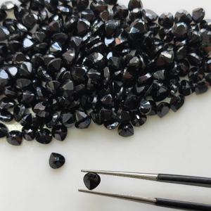 Espinela Negra Natural de 4.5MM, Corte Corazón, Gema Suelta de la Mejor Calidad para Joyería, Gemas de Montaña Roja - Product Image 1
