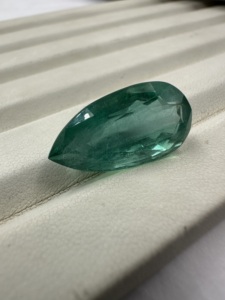Esmeralda natural de gran tamaño, corte pera, piedra suelta de 13.48 quilates, verde pulido, para la elaboración de joyas. - Product Image 3
