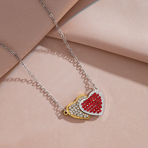 สร้อยคอจี้รูปหัวใจหวานทำจากสแตนเลสสำหรับวันวาเลนไทน์ ประดับด้วยเพชรเทียมบนสายโซ่ - Product Image 3