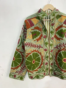 Chaqueta Étnica Bordada Suzani para Mujer, Chaqueta Corta Bohemia Hecha a Mano de Algodón Verde Oliva con Bordado Floral Multicolor - Product Image 2