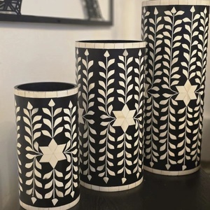 Macetero de resina ósea con diseño floral, ecológico, tallado a mano, para interiores, negro, con aspecto árabe, para plantas artificiales. - Product Image 1