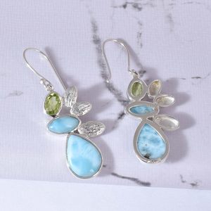 ต่างหูรูปดอกไม้เงินแท้ 925 ประดับด้วยหินลาริมาร์และเพอริดอต สไตล์โบฮีเมียนสำหรับผู้หญิง เหมาะสำหรับใส่ทุกวัน ตกแต่งด้วยกรอบแบบ Bezel Setting - Product Image 3