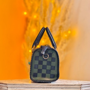 กระเป๋าหนังแท้ทรงสปีดดี้ พร้อมจี้รูปทรงสี่เหลี่ยมตรงกลาง ประดับด้วยหินเทอร์ควอยซ์  ลายตารางหมากรุกแบบทำมือ - Product Image 3