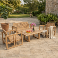 Chaise de salle à manger moderne en teck pour l'extérieur avec design à lattes et pieds sabre, écologique et durable, pour une utilisation en cuisine, de chez Villa Jati Furniture