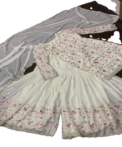 Elegante traje de novia de algodón: haga una declaración con nuestro fabuloso, último y lujoso traje de boda - Product Image 1