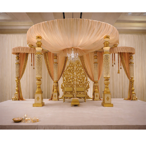 Magnifiques piliers Jali pour mariage sud-indien, Mandap sur le thème Royal Peach avec lustre en cristal, design de Mandap majestueux et drapé - Product Image 1