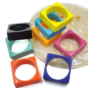 Bracelet carré en résine de dernière conception Creative Art Zone - Bracelet tendance épais et coloré transparent pour femme - Product Image 3