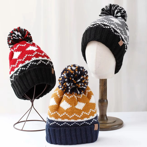 Bonnet en tricot unisexe rouge, blanc et noir à motif Argyle avec pompon, bonnet d'hiver chaud, style décontracté pour adultes - Product Image 1