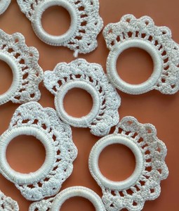 Anneaux de serviette en crochet blanc faits à la main |   Porte-serviettes en coton dentelle |   Décoration de table pour ferme et mariage - Product Image 2