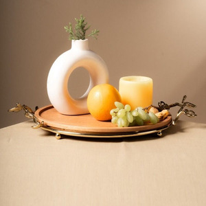Exquisita Bandeja Redonda de Madera para Servir con Acabado de Grano Cálido y Elegantes Asas Doradas con Detalles de Hojas para Servir Comida - Product Image 6