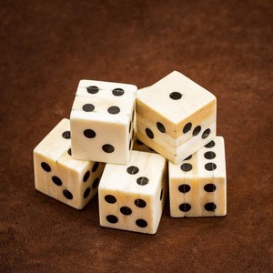 Dés en os faits à la main, en matériau naturel, design classique pour jeux, vente en gros, dés gravés sur mesure pour jeux de société - Product Image 4