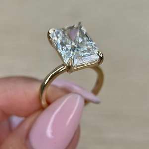 Anillo de Diamante Cultivado en Laboratorio con Corte Radiante de 7 Quilates para Mujer |   Anillo de compromiso de lujo con halo oculto |   Elegante Joyería Nupcial para Novia - Product Image 3