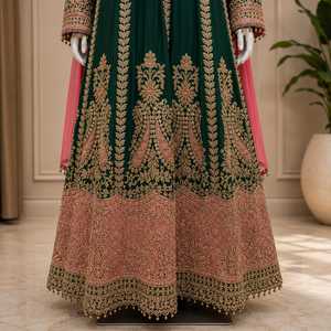 Ensemble de robe Anarkali en velours lourd brodé avec des travaux de Zari Zardozi et un dupatta, vêtements ethniques indiens pour les mariages et les fêtes - Product Image 5