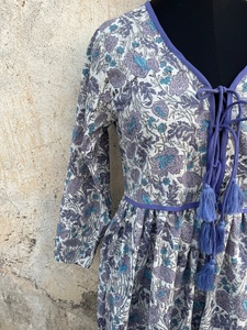 เดรสยาวผ้าฝ้ายพิมพ์ลายด้วยมือ 100% พร้อมงานปักและพู่ห้อย สไตล์ลำลองลายดอกไม้ ชุดยาวแบบอินเดีย ราคาขายส่ง - Product Image 2