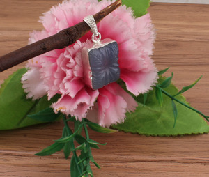 Joyería Artesanal Vintage de Piedra Preciosa de Calcedonia Azul Natural Tallada a Mano con Diseño de Hoja en Plata de Ley 925 Chapada en Platino, Color Aguamarina Fino - Product Image 2