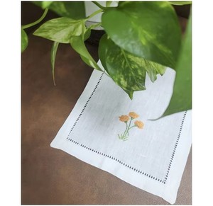 Serviette de cocktail personnalisée en lin brodé de fleurs, pliée, 6*9 pouces, réutilisable, avec ourlet festonné, pour bar à domicile et événements - Product Image 4