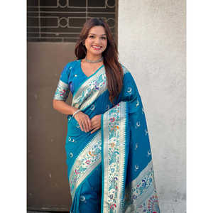 ผ้าไหมพิธานี รามา บลู ชานด์ราคอร์ แบรนาราซี ซารี ผ้าไหมทอแบบหรูหราสำหรับงานกลางคืน  ลายปักดิ้นทอง  งานฝีมือชั้นสูง - Product Image 2