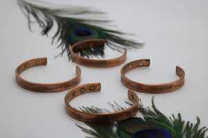Brazalete Magnético de Cobre Grabado a Mano, Ajustable, Estilo Rústico Boho - Product Image 3