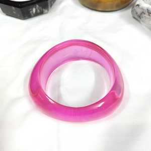 Brazalete de Resina Rosa, Estilo Clásico, Joyería Acrílica Unisex, Accesorio de Moda - Product Image 1