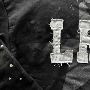 Camiseta de manga larga de doble capa con bordado de retazos desgastado lavado de peso pesado personalizado camiseta cuadrada de algodón con diamantes de imitación para hombres - Product Image 6