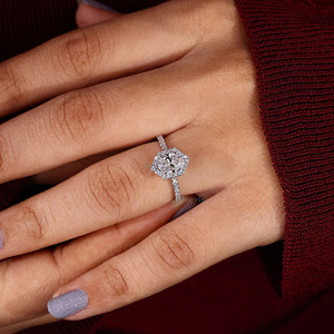 Bague de mariage en or blanc 18 carats avec diamant ovale de laboratoire certifié IGI Halo bague de fiançailles et d'anniversaire cadeau pour femme - Product Image 4