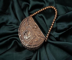 Pochette de soirée ethnique vintage ornée de métal gaufré plaqué or, écologique, Kundan, faite à la main, personnalisée, pour mariée F S - Product Image 1
