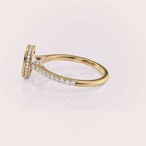 Bague de fiançailles personnalisée en or rose 9K / or blanc et or jaune avec diamant de laboratoire taille coussin, halo et sertissage pavé - Product Image 2