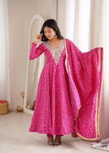 Ensemble de vêtements ethniques et accessoires : Robe en rayonne brodée de miroirs, pantalon en micro-coton et dupatta en dentelle dorée (HTU 54) - Product Image 3