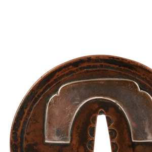 Tsuba Antigua Pulida del Período Edo Japonés, con Incrustaciones de Cobre y Plata, Diseño de Herradura, Protector de Espada Redondo Sukashi, Sin Marca - Product Image 6