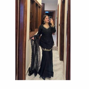 Ensemble exclusif Kurti, bas et dupatta en crêpe de soie lourde, orné d'un riche motif brodé à la sequins. - Product Image 1