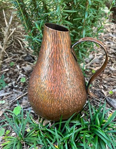 Pichet en métal vintage avec design à texture bois, carafe en fer durable pour usage décoratif - Product Image 2