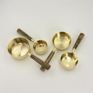 Ensemble professionnel de 4 tasses et cuillères à mesurer en acier inoxydable de luxe, finition PVD dorée avec manche en bois pour la pâtisserie - Product Image 4