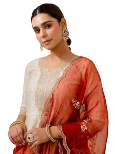 Salwar Kameez Crema Bordado con Dupatta Roja, Conjunto Premium de Seda Chanderi para Mujer, Kurta Anakali Bordada con Pantalón y Dupatta - Product Image 3