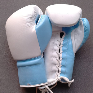 Guantes de boxeo de cuero genuino con logotipo personalizado, profesionales, azul cielo y blanco, de dos tonos, con cordones. - Product Image 6