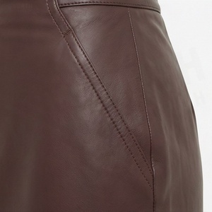 Jupe crayon en similicuir pour femme, longueur genou, couleur unie, design minimaliste avec fente avant, taille normale, à porter en toutes saisons - Product Image 5