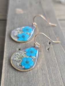 Boucles d'oreilles tendance en résine éco-responsable motif ange, article très prisé pour femme, fabriquées à la main en Inde, artisanat en résine pour fêtes - Product Image 3