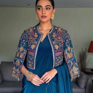 Sari Lehenga en soie Chinon avec broderie au fil Zari, dentelle fantaisie et chemisier entièrement cousu, vente en gros par Royal Exports - Product Image 6