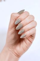 Uñas Postizas Metálicas Negras Personalizadas Helios, Diseño 3D con Cuentas, Estampado Dorado, Forma Almendrada, Tamaño Mediano 24