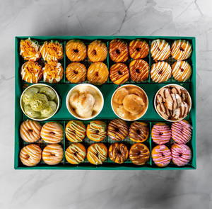 กล่องบรรจุภัณฑ์กระดาษเป็นมิตรกับสิ่งแวดล้อมสำหรับเบเกอรี่เค้กจัดเลี้ยงมินิเบอร์เกอร์ครัวซองต์เครปสามเหลี่ยมออกแบบลายนูนซูชิ - Product Image 6