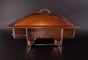 Calentador de buffet de lujo para hotel, tipo chafing dish de cobre, con tapa decorativa y soporte metálico para exhibición de alimentos en restaurantes, bodas y catering. - Product Image 6