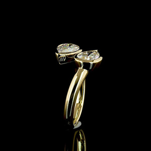Anillo de Compromiso con Diamante Cultivado en Laboratorio con Certificación IGI, Corte Pera, Estilo Toi et Moi, con Engaste de Bisel, para Aniversario y Boda, en Oro 10K/14K/18K o Plata - Product Image 3