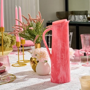 Jarra de Resina Moderna Hecha a Mano con Acabado de Diseño para una Decoración Elegante del Hogar y una Colección Artística - Product Image 1
