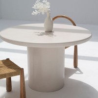 Table à manger Vandana Aureo Flux en micro-béton avec un design minimaliste moderne