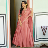 Lehenga rose clair pour femme avec un design complexe de sequins et de broderies