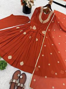 Conjunto de Vestido de Noche y Pantalón de Georgette Étnico Naranja de Diseñador para Bodas, Diwali, Graduaciones y Fiestas - Product Image 4