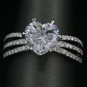 Anillo de Oro Blanco de 14K con Diamante Cultivado en Laboratorio de 2.00CT, Corte Corazón Romántico, con Piedras Laterales, Certificado IGI, Regalo de Aniversario o Compromiso para Mujer - Product Image 1